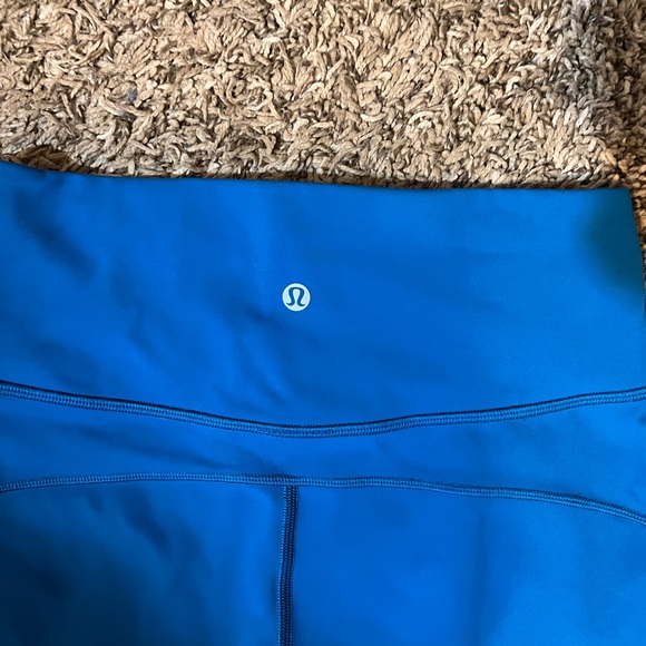 Womens size 6 Lululemon shorts - Picture 3 of 4